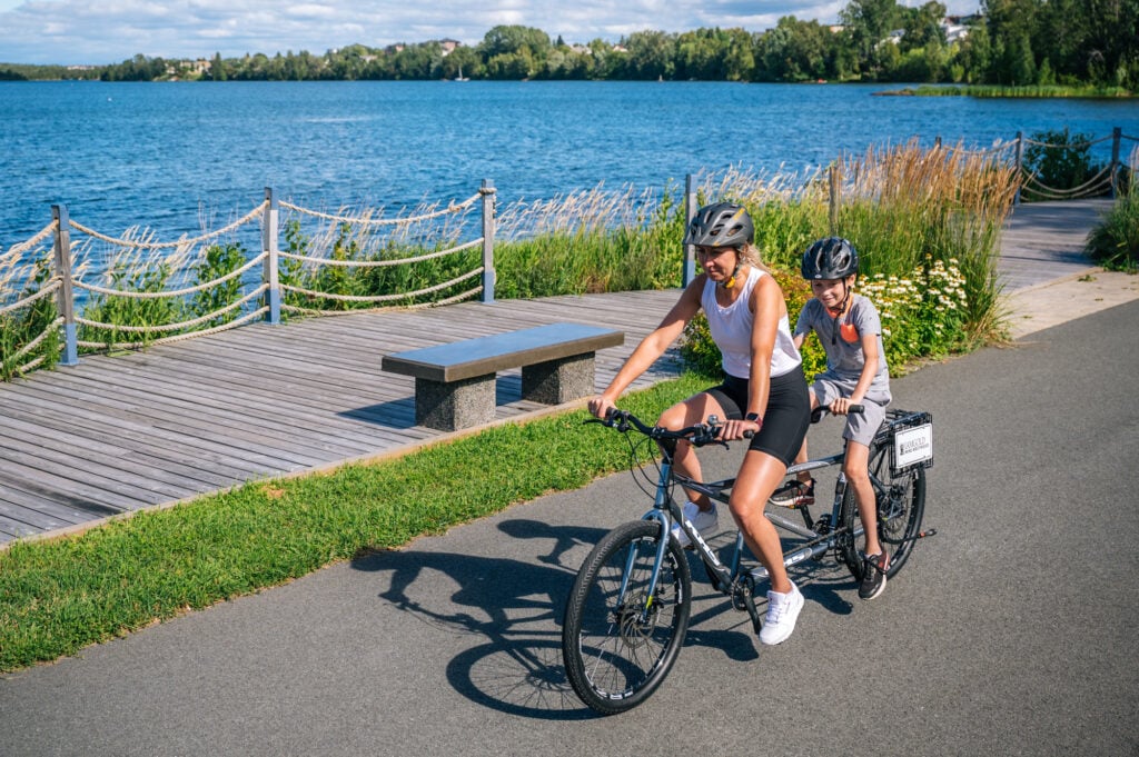 Le lac Osisko est un coup de coeur de Rouyn-Noranda. Ici, une mère et son fils sur un vélo tandem pour faire le tour du lac. 